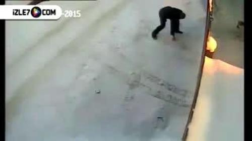 AZ DAHA MERAKININ KURBANI OLUYORDU