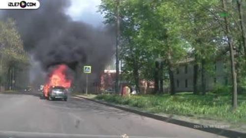 KADIN ŞOFÖR YANAN ARABADAN KENDİNİ ZOR ATTI