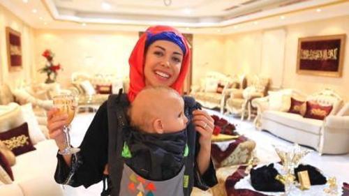 DÜNYAYI GEZİYORUM MEKKEDE ARAP AİLENİN EVİNE GİRDİ