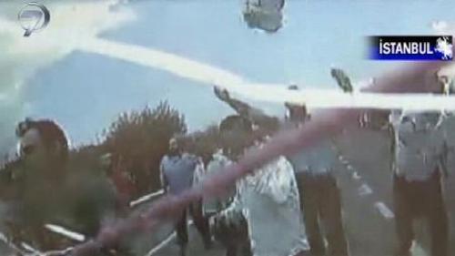 OTOBÜSÇÜLER YOLCU DOLU MİNİBÜSE SALDIRDI