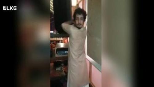 KAFASINI 180 DERECE DÖNDÜREN ADAM