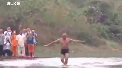 SUYUN ÜZERİNDE YÜRÜYEN ADAM