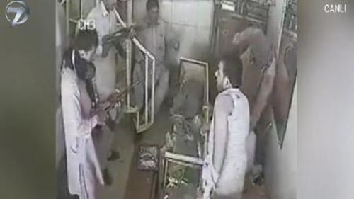 ÇALIŞANI ÖLDÜRÜP KUYUMCUYU SOYDULAR