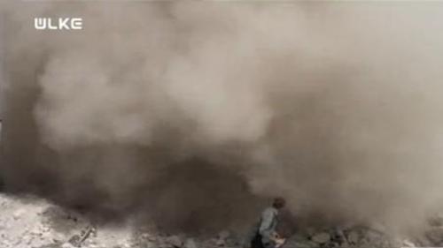 İş Makinası Yıkmaya Çalıştığı Binanın Altında Kaldı