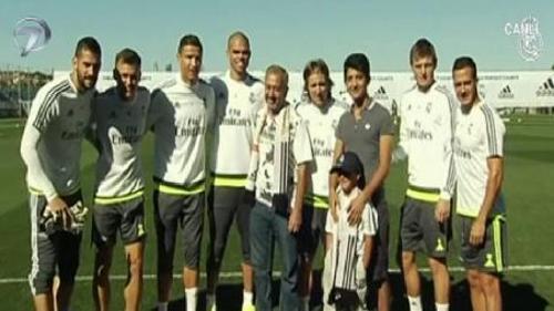 RONALDO SURİYELİ MÜLTECİ ÇOCUĞUN ELİNİ TUTARAK SAHAYA ÇIKTI