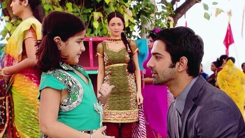 Khushi şaşkın Arnav küçük kız çocuğunu sevindiriyor